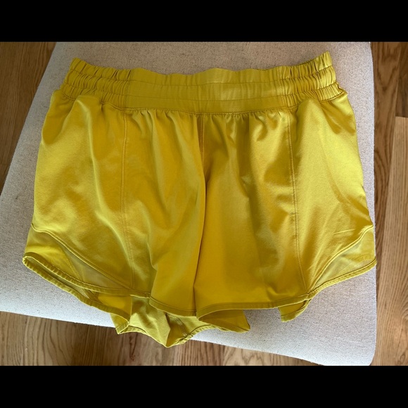 Lululemon hotty hot low rise lined short 4” - Picture 2 of 2
